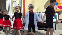 Pasování prvňáčků a vystoupení školky - obrázek číslo: 9