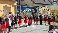 Pasování prvňáčků a vystoupení školky - obrázek číslo: 6