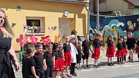 Pasování prvňáčků a vystoupení školky - obrázek číslo: 5