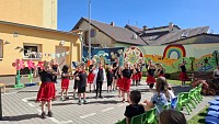 Pasování prvňáčků a vystoupení školky - obrázek číslo: 1