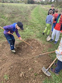 ŠD - kopání díry na brambory na Drakiádu - obrázek číslo: 8