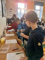 Hodina přírodovědy ve 4. a 5. třídě / zkoumání vlastnosti látek - obrázek číslo: 3