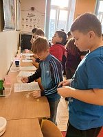 Hodina přírodovědy ve 4. a 5. třídě / zkoumání vlastnosti látek - obrázek číslo: 6