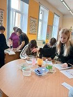 Hodina přírodovědy ve 4. a 5. třídě / zkoumání vlastnosti látek - obrázek číslo: 7