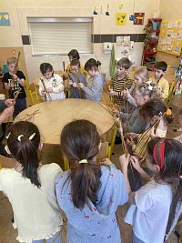 ŠD - pletení pomlázky s panem Peškou - obrázek číslo: 16