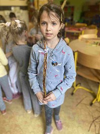 ŠD - pletení pomlázky s panem Peškou - obrázek číslo: 18