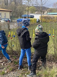 ŠD - zdobení plotu velikonočními kraslicemi - obrázek číslo: 3