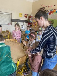 ŠD - pletení pomlázky s panem Peškou - obrázek číslo: 3