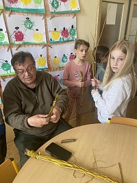 ŠD - pletení pomlázky s panem Peškou - obrázek číslo: 7