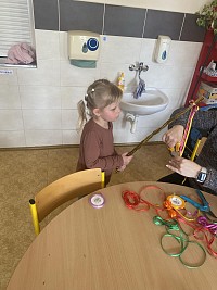 ŠD - pletení pomlázky s panem Peškou - obrázek číslo: 10