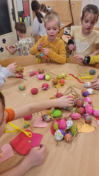 ŠD - velikonoční zdobení plotu vajíčky - obrázek číslo: 2