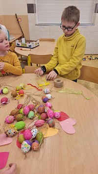 ŠD - velikonoční zdobení plotu vajíčky - obrázek číslo: 3