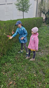 ŠD - velikonoční zdobení plotu vajíčky - obrázek číslo: 7