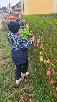 ŠD - velikonoční zdobení plotu vajíčky - obrázek číslo: 10