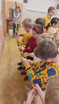 ŠD - velikonoční zdobení plotu vajíčky - obrázek číslo: 11