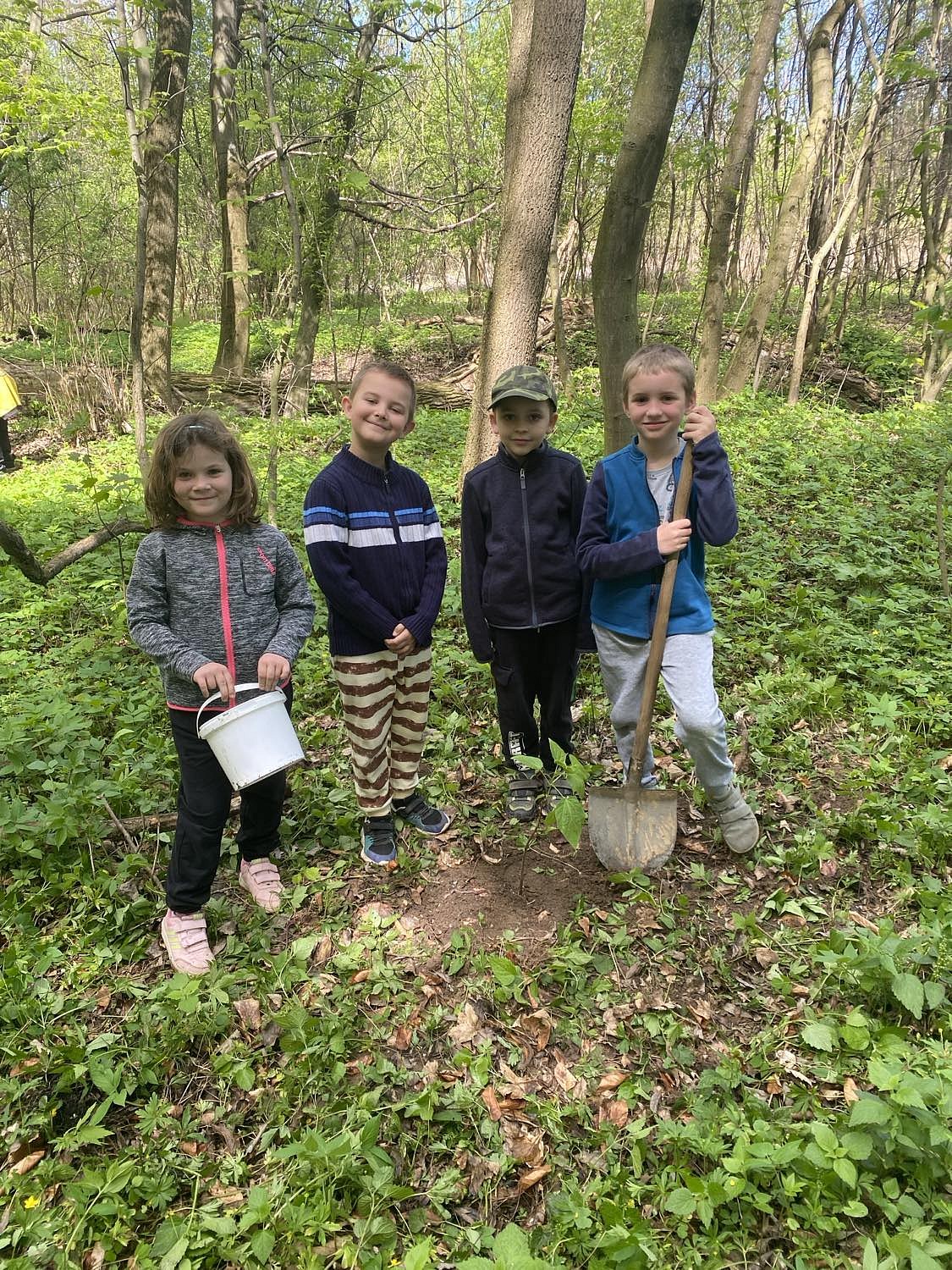 ŠD - Den země - sázení stromů - obrázek: 1.jpg