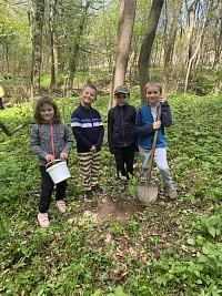 ŠD - Den země - sázení stromů - obrázek číslo: 1