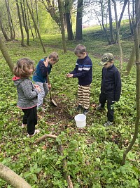 ŠD - Den země - sázení stromů - obrázek číslo: 8