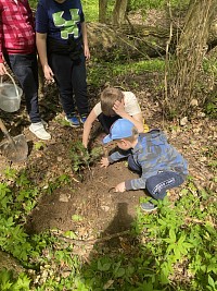 ŠD - Den země - sázení stromů - obrázek číslo: 13