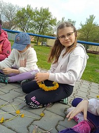 ŠD - pletení věnečků z pampelišek - obrázek číslo: 1