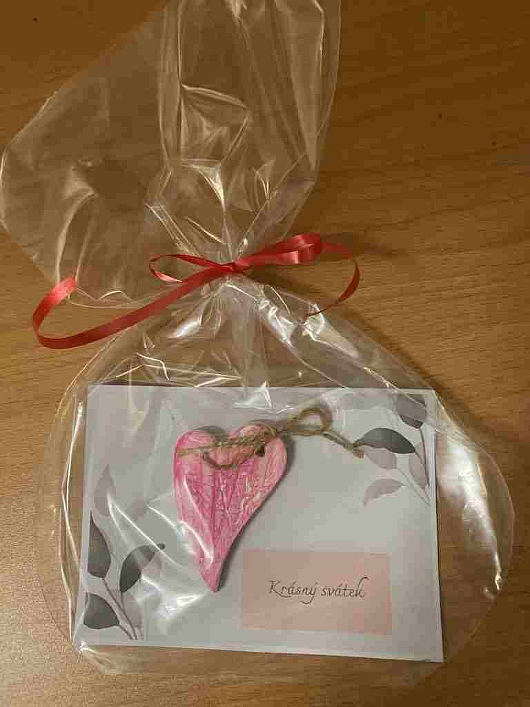 ŠD - výroba dárečků pro seniory a maminky - obrázek: s1.jpg