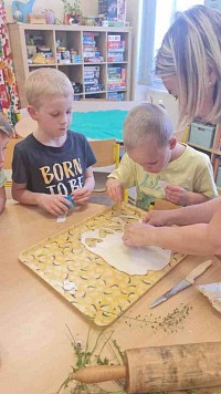 ŠD - výroba dárečků pro seniory a maminky - obrázek číslo: 2