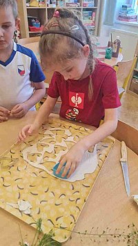 ŠD - výroba dárečků pro seniory a maminky - obrázek číslo: 3