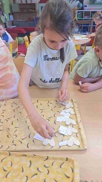 ŠD - výroba dárečků pro seniory a maminky - obrázek číslo: 4