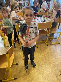 ŠD - výroba čarodějnických košťátek - obrázek číslo: 1