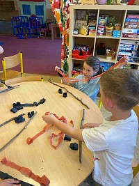 ŠD - výroba čarodějnických košťátek - obrázek číslo: 4