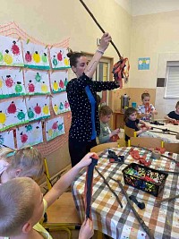 ŠD - výroba čarodějnických košťátek - obrázek číslo: 5