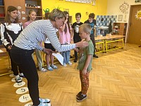 1. třída - pasování na čtenáře - obrázek číslo: 14