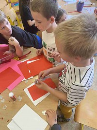 ŠD - přání pro maminku - práce s embosovacím strojem - obrázek číslo: 11